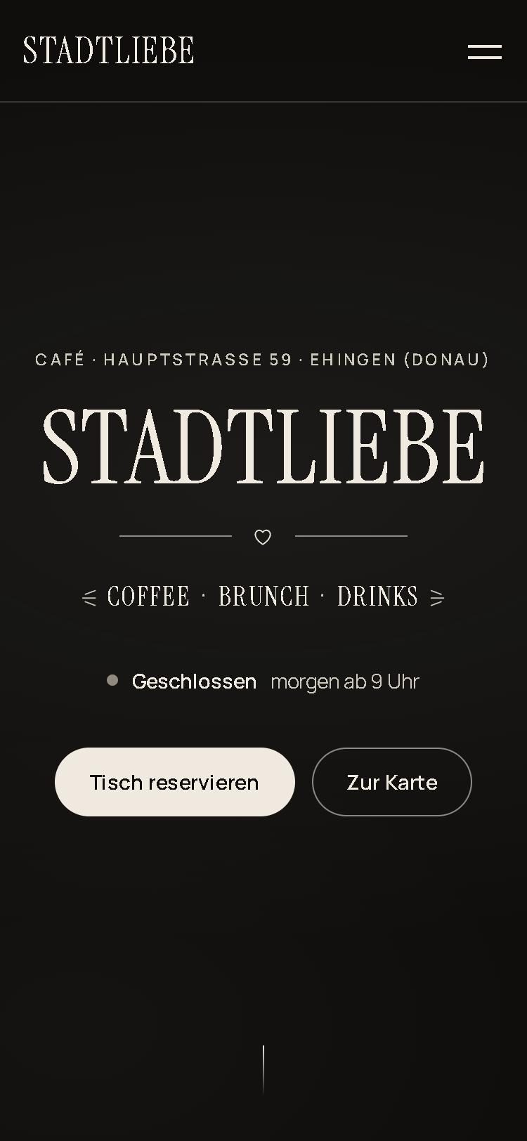 Mobile Startseite von Café Stadtliebe mit großem Schriftzug Stadtliebe, Öffnungsstatus und Buttons Tisch reservieren und Zur Karte
